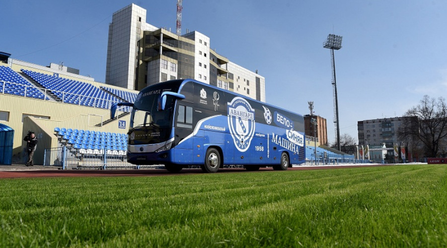 Роман Старовойт подарил футбольному клубу «Авангард» новый автобус. Транспорт купили спонсоры