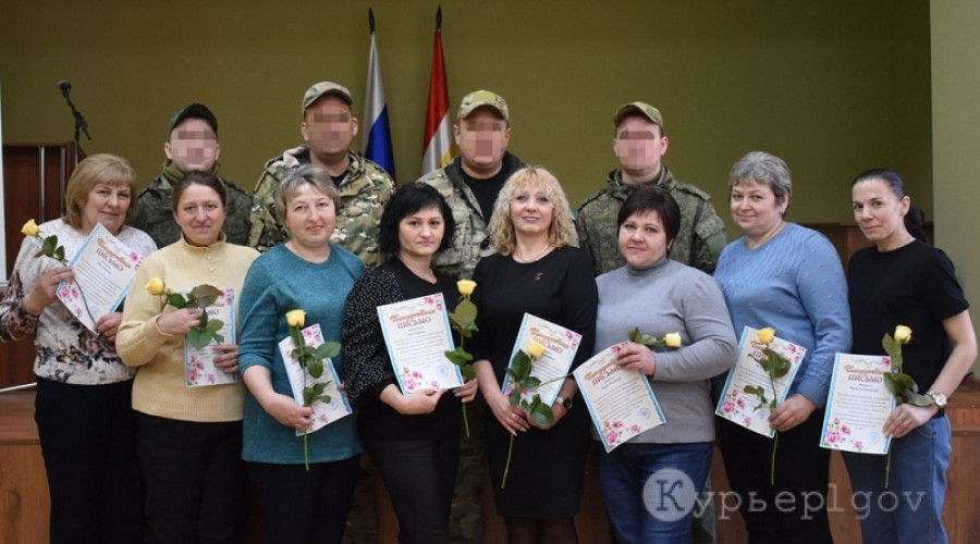 Поздравления с 8 Марта от военных получили льговские женщины