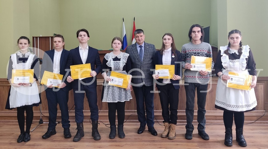 Самые умные школьники Льговского района награждены именными стипендиями