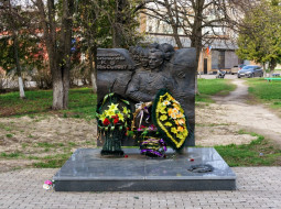 Памятник В.Б. Бессонову